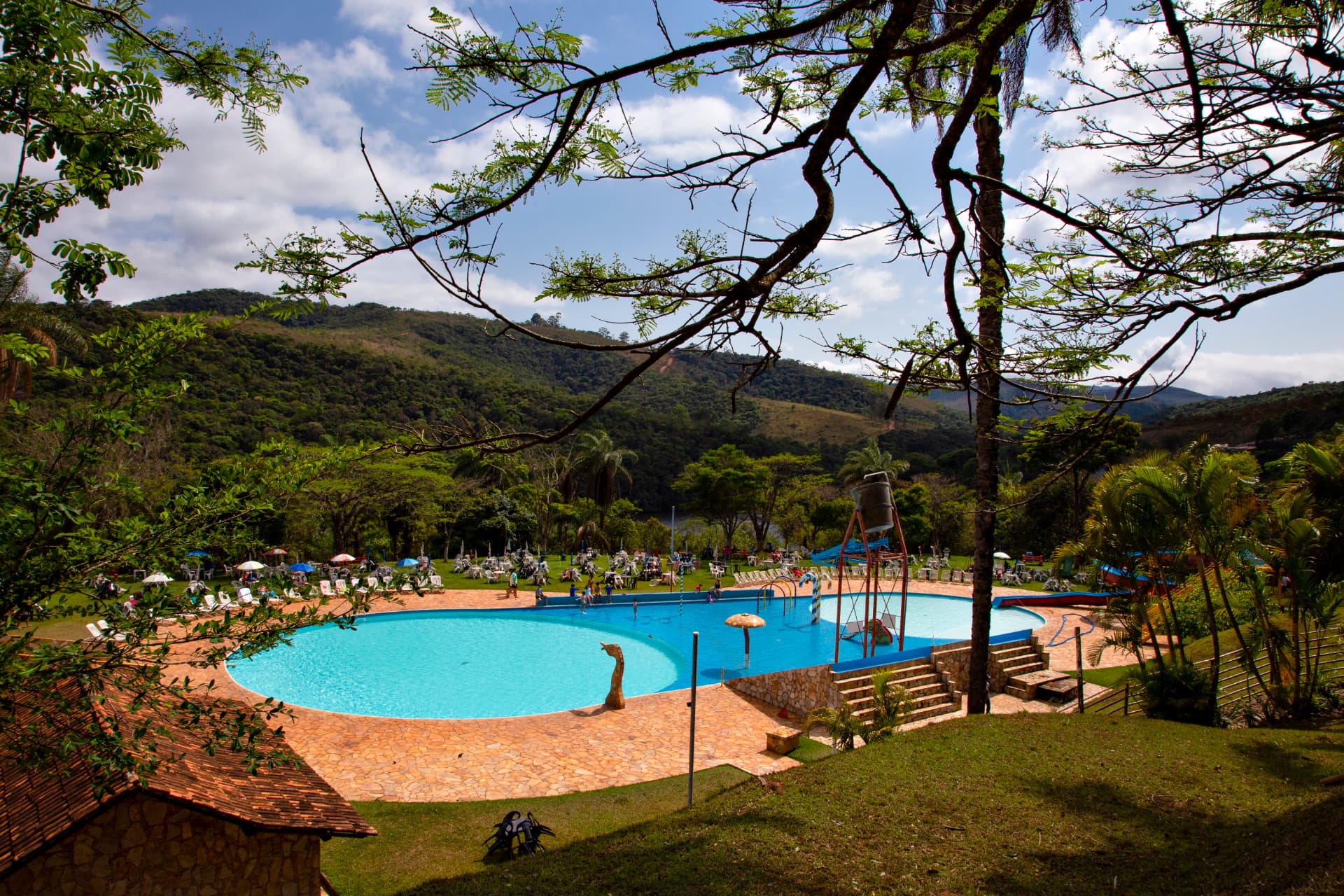 Área da piscina com vista para as montanhas
